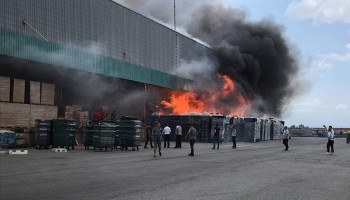 Kocaeli'de market deposunda yangın