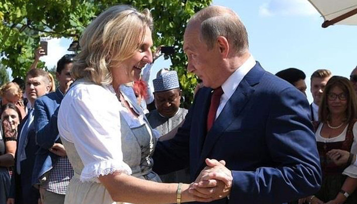 Бывшая глава МИД Австрии, танцевавшая с Путиным, поселилась в селе в РФ