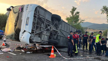 Denizli'de kum yüklü kamyon yolcu otobüsüne çarptı: 6 ölü, 42 yaralı