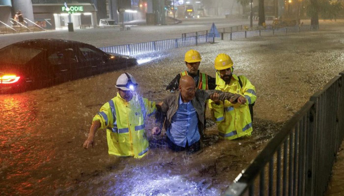 Hong Kong'da 140 yılın en şiddetli yağışı