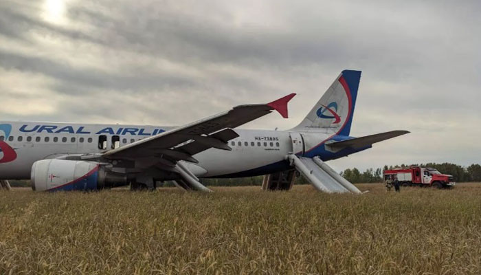 В Новосибирской области пассажирский самолет совершил вынужденную посадку