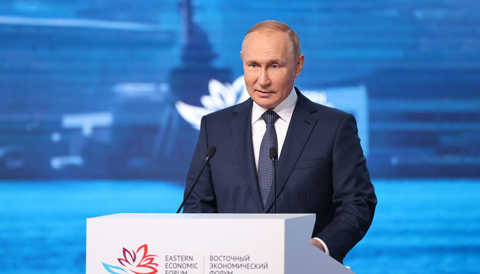 Путин принимает участие в пленарном заседании ВЭФ