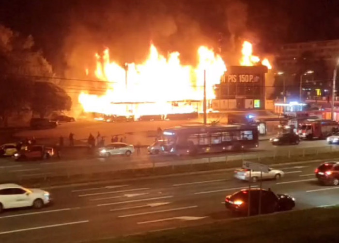 A shopping center caught fire in St. Petersburg