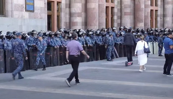 Полиция сосредоточила большие силы возле здания правительства