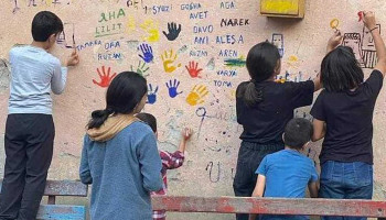 Արցախցի երեխաներն իրենց անուններն են թողնում շենքի պատերին