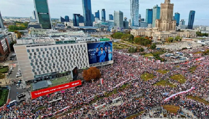 Hundreds of thousands rally against conservative govt in Warsaw ahead of key election