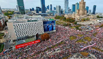 В Варшаве сотни тысяч людей вышли на акцию протеста
