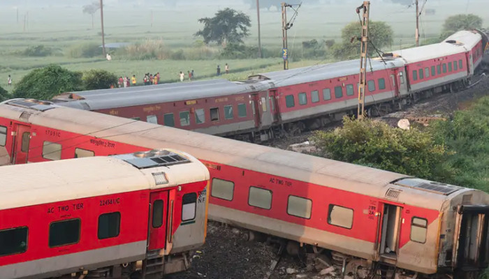 В Индии 13 человек погибли при столкновении поездов
