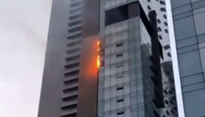Mecidiyeköy'de Torun Center'da yangın söndürüldü