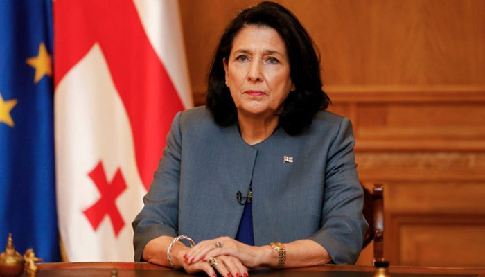 Грузинский президент отбыла в Париж без разрешения правительства