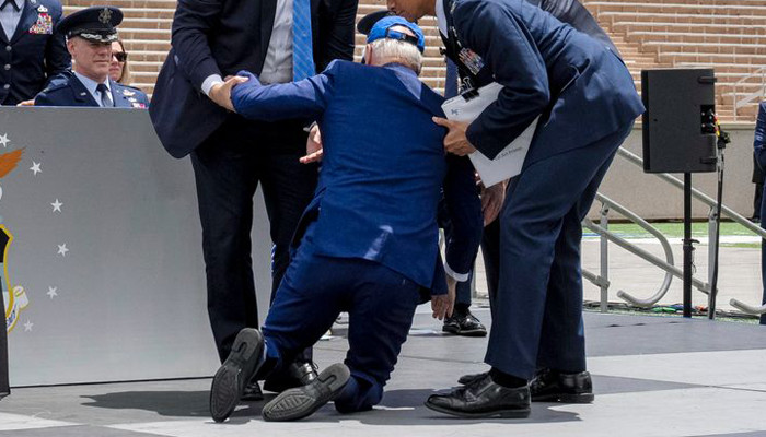 #Politico: Окружение Байдена хочет сменить ему обувь, чтобы снизить риск падений