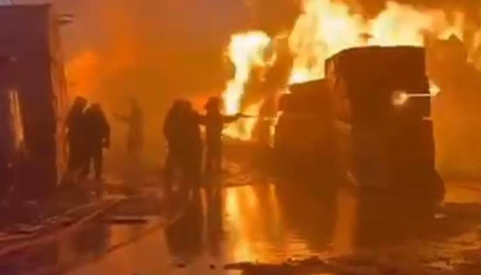 Сильный пожар на рынке стройматериалов в Баку: есть погибший