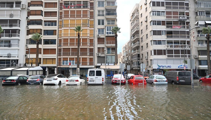 İzmir`de deniz taştı, sokaklar su altında kaldı