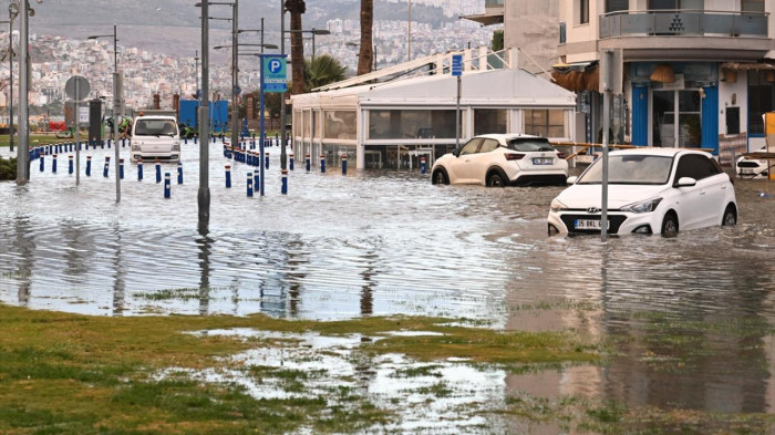 İzmir`de deniz taştı, sokaklar su altında kaldı