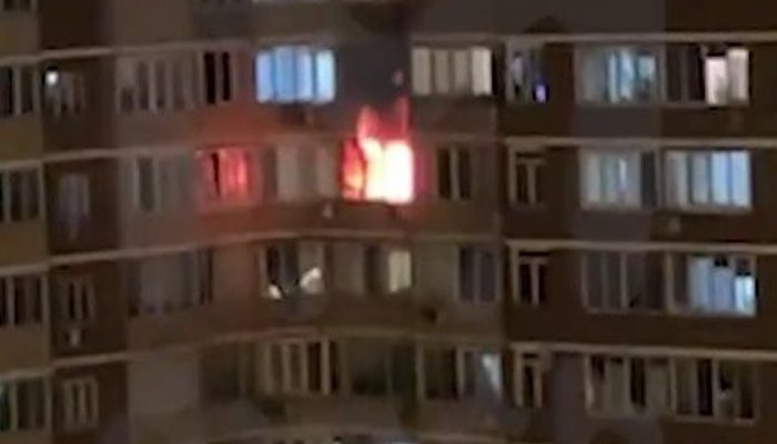 Из окна при пожаре в Новой Москве выпрыгнули экс-лидер ОПГ Асоян и его жена. #Mash