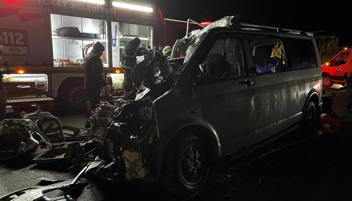 Tokat'ta minibüs kamyona arkadan çarptı: 5 ölü