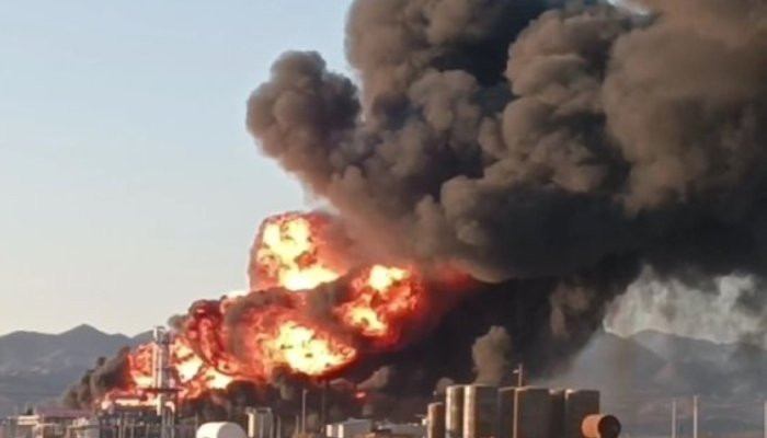 Пожар и взрывы на нефтеперерабатывающем заводе в Иране