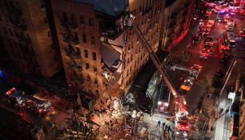 New York'ta 7 katlı apartmanın bir kısmı çöktü