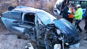 Ankara'da midibüs ile otomobil çarpıştı: 21 yaralı