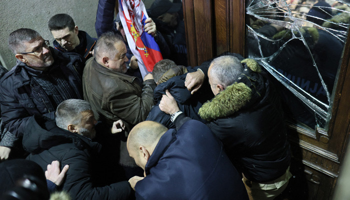 Serbia protests: Anti-government demonstrators try to storm Belgrade city hall