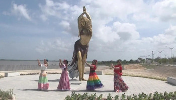 Huge Shakira statue unveiled in her hometown of Barranquilla