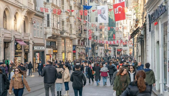 Turkish Lira, Bonds Fall as Minimum Wage Hike Fuels Inflation Fears