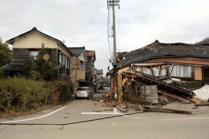 Japonya'da 7,6'lık depremde 64 ölü