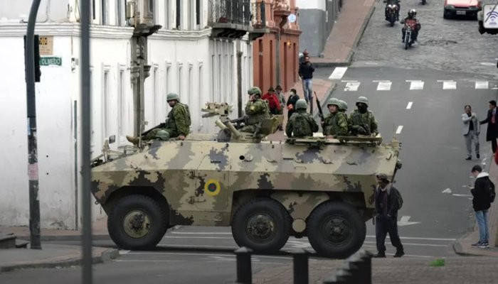 В столицу Эквадора стянули военную технику