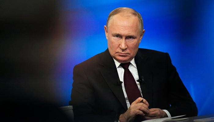Путин: Россию давят со всех сторон