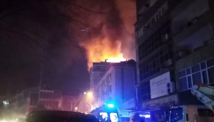 Korkutan yangın: Alevler 3 binayı sardı
