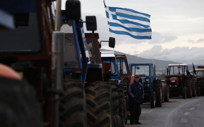 Греческие фермеры в знак протеста перекрыли ряд дорог тракторами