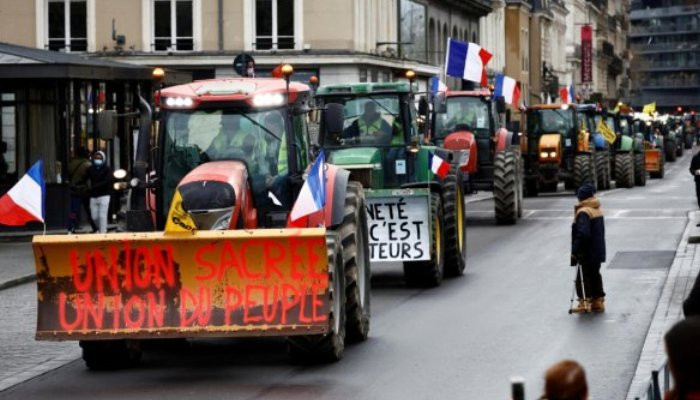 Farmers arrested as protests blockade key food market, close in on Paris