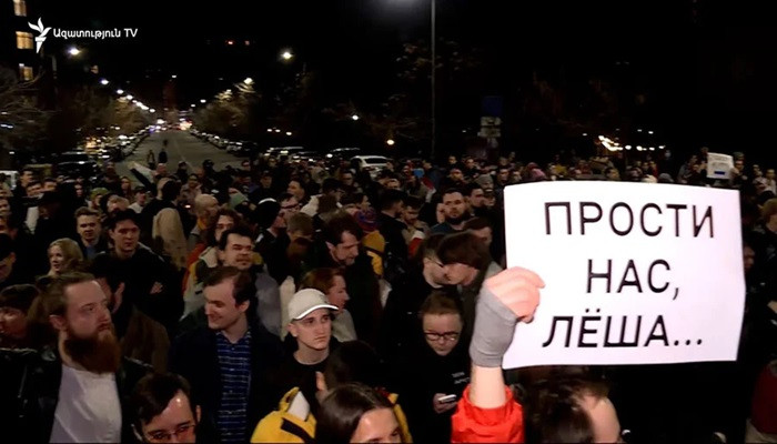 Նավալնիի մահից հետո ռուսաստանցիները ցույցի են դուրս եկել Երևանում