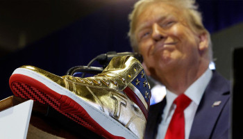 Trump'tan ilginç seçim kampanyası: Ayakkabı ve parfüm satışına başladı