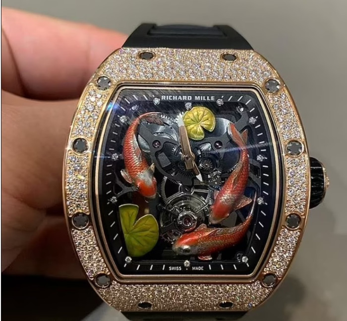 Ենթադրվում է, որ ժամացույցը 1 միլիոն դոլար արժողությամբ Richard Mille RMS-10 Tourbillon Koi Fish ժամացույց է, որն ունի 8K վարդագույն ոսկի և շրջանակին` ադամանդներ