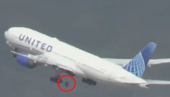 Բոինգ 777-ի անիվը թռիչքի ժամանակ պոկվել, ընկել է մեքենաների վրա