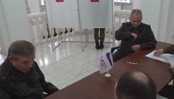 Шойгу и Герасимов проголосовали на избирательном участке в Южном военном округе