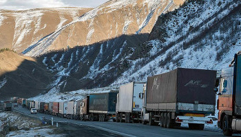 Հայկական հարյուրավոր բեռնատարներ սպասում են Վերին Լարսում