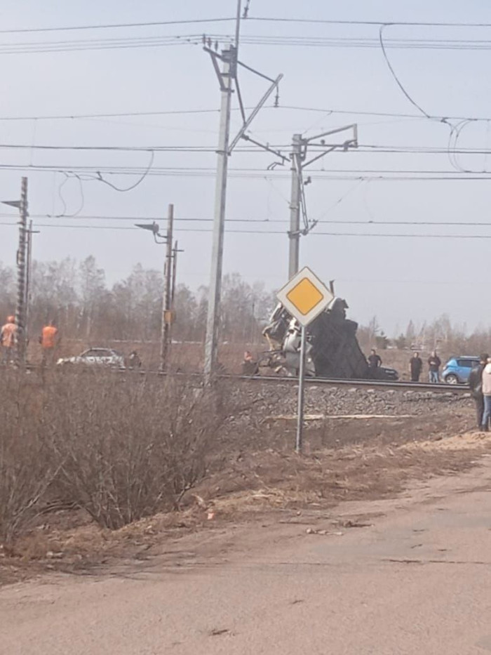 Восемь человек погибли при столкновении автобуса с поездом в Ярославской области