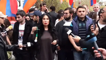 Ինչո՞ւ է Նաիրա Զոհրաբյանն ակցիային մասնակցում թուրքական արտադրության լամպով