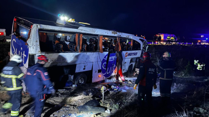В Турции автобус опрокинулся в овраг, два человека погибли, 36 пострадали