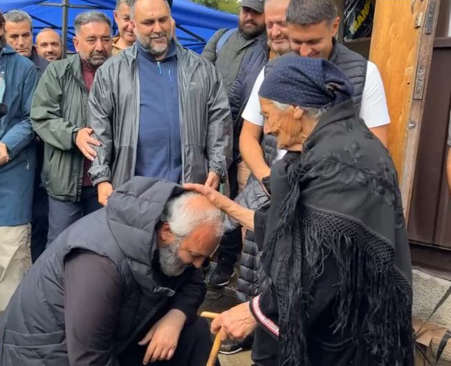 Ստանալով 96-ամյա Լենիկ տատի ու զոհված զինծառայողների ծնողների օրհնությունը՝ մասնակիցները շարժվում են Երևան