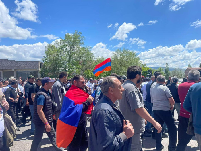 Բագրատ Սրբազանի առաջնորդած երթը Աբովյանից շարժվում է դեպի Երևան