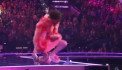 Победитель «Евровидения-2024» разбил статуэтку прямо на сцене
