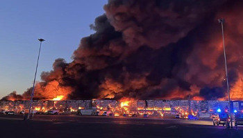 Varşova'da AVM yangını: Binden fazla dükkan küle döndü