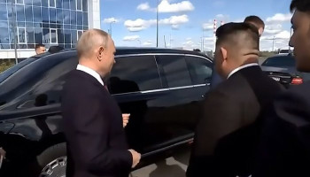 Путин подарил Ким Чен Ыну еще один Aurus, адмиральский кортик и чайный сервиз