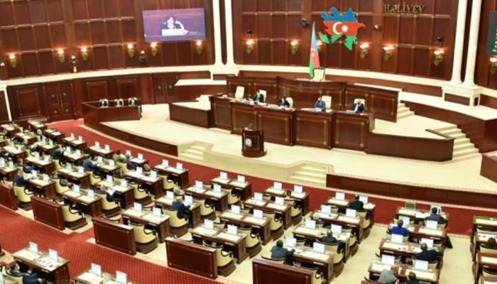 Парламент Азербайджана предложил президенту назначить досрочные выборы