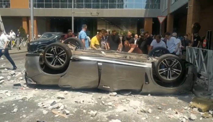 Падение BMW с третьего этажа парковки ТЦ 