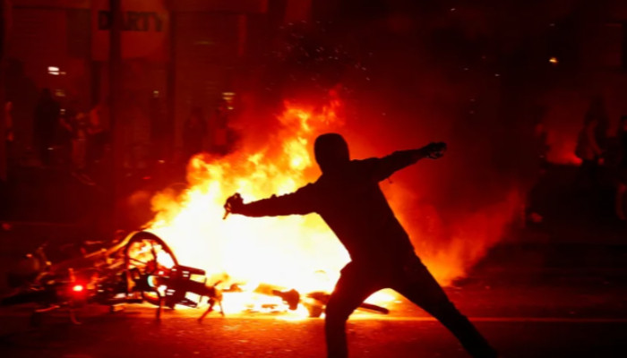 Riots as 'France's Jeremy Corbyn' claims election win