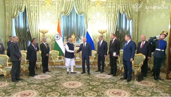 Putin ile Modi, Moskova'da bir araya geldi